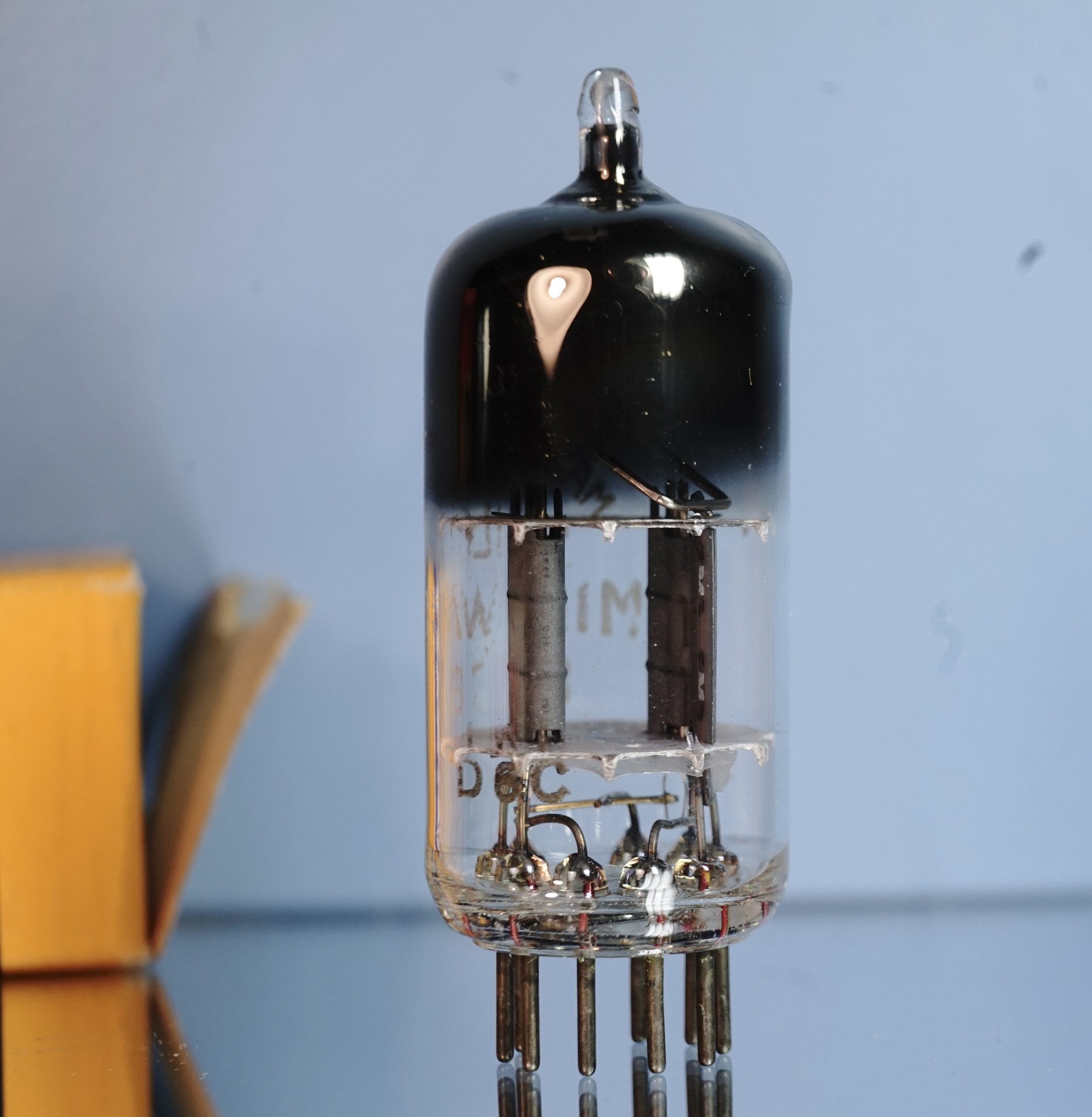 ECC81 Valvo, Pair, Philips label, bended square getter, same date, 1956, copper grid posts (V16) - Afbeelding 12