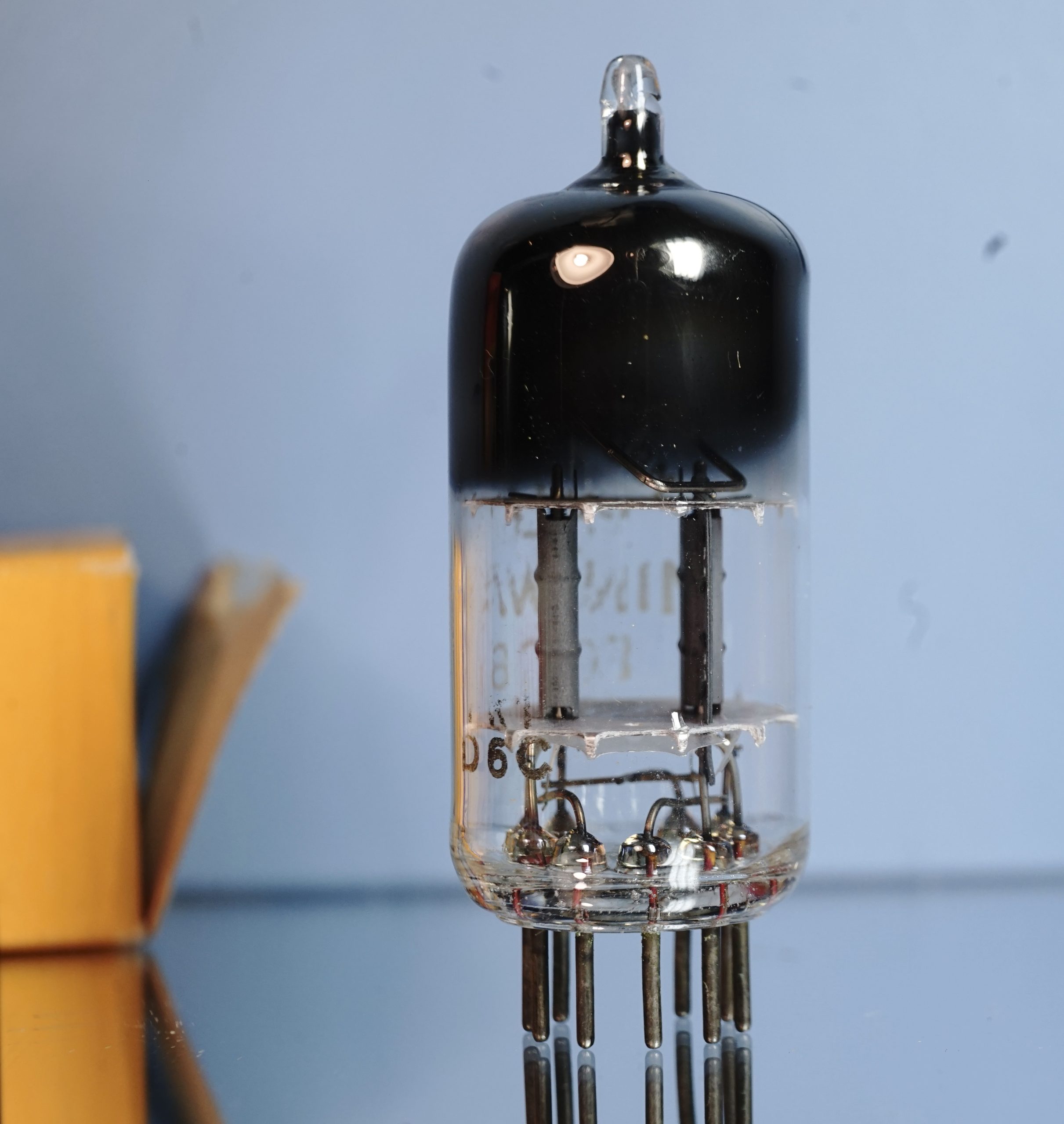 ECC81 Valvo, Pair, Philips label, bended square getter, same date, 1956, copper grid posts (V16) - Afbeelding 13