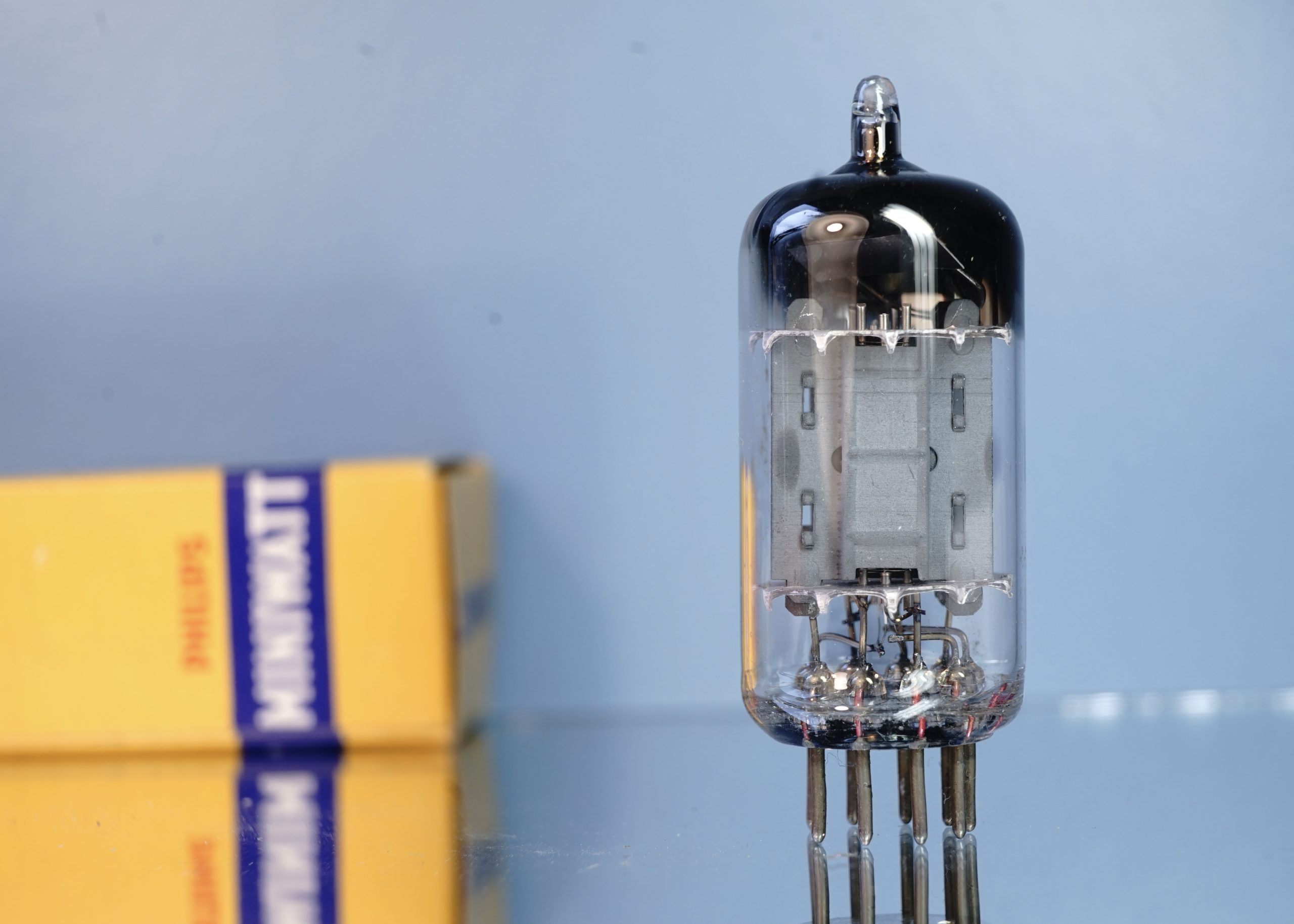 ECC83 Philips Miniwatt, 1955 , D-foil 45°, long plates, NOS specs (V181) - Afbeelding 2