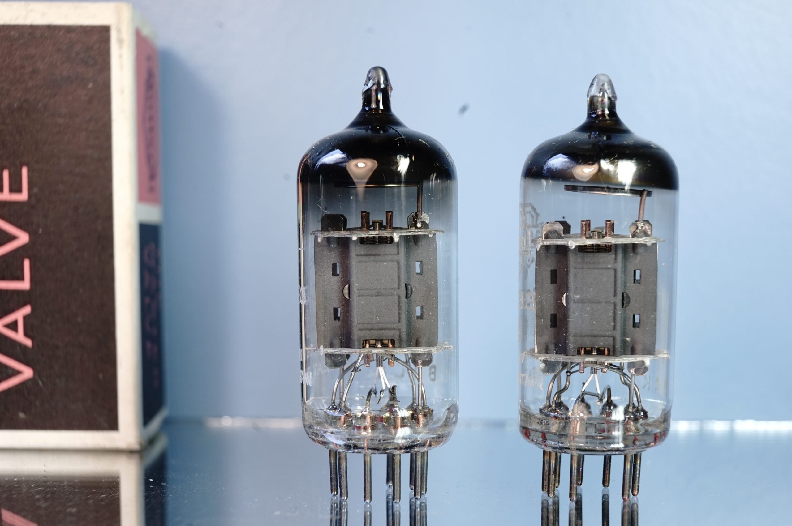 ECC83 Mullard pair, I63, Same production year, New in original box! v389 395 - Afbeelding 3